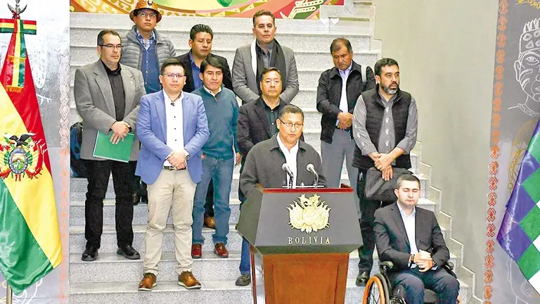 Los gobernadores, luego de la reuni&oacute;n, en La Paz./ APG