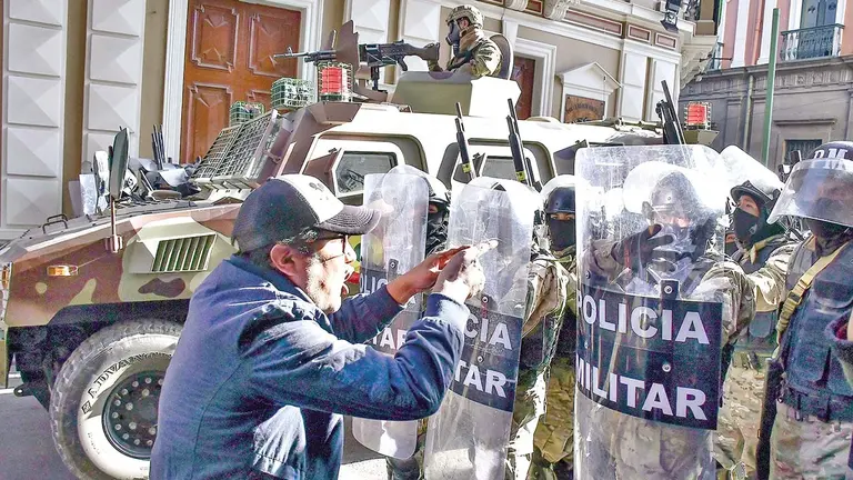 Una imagen de la jornada inusual acontecida en la sede de Gobierno./ APG