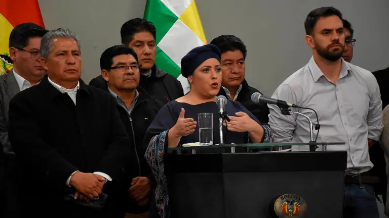 El gabinete presidencial, a la cabeza de la ministra de la Presidencia, Mar&iacute;a Nela Prada, en conferencia de prensa. APG
