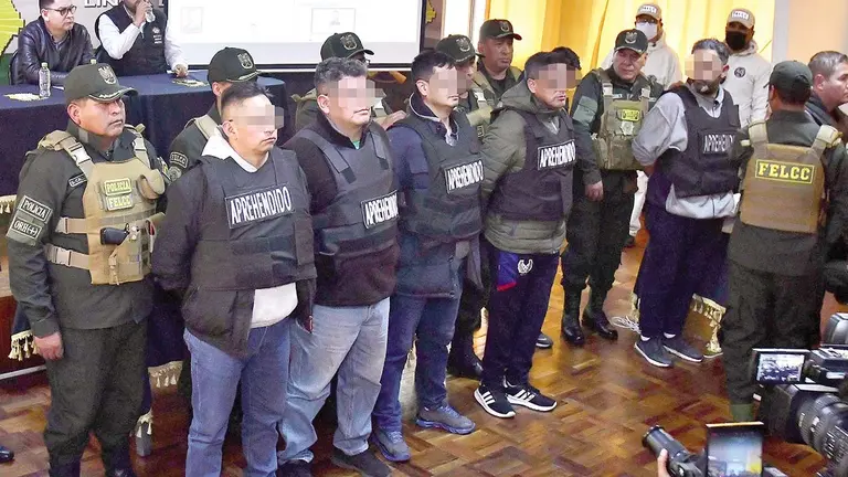 Parte de los militares aprehendidos, tras verse presuntamente implicados de forma directa con la revuelta del mi&eacute;rcoles, en el Palacio Quemado./ APG