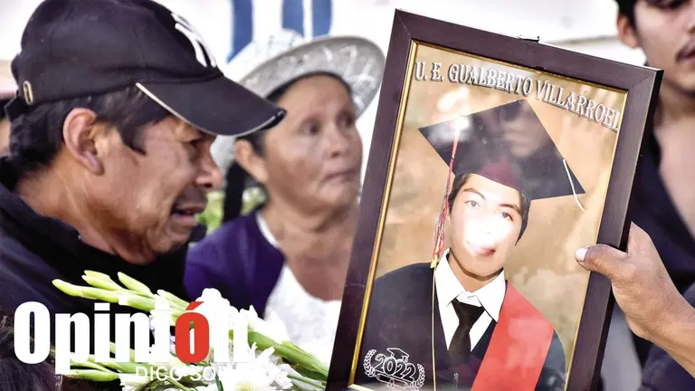 Antonio Zárate se despide de su hijo Naigel, víctima de asesinato en Sacaba.  / DICO SOLÍS