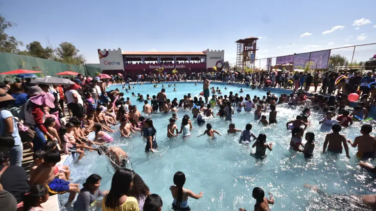 Fiesta en el sur: Manfred inaugura primera piscina p&uacute;blica en el parque de la Integraci&oacute;n ./ DICO SOL&Iacute;S
