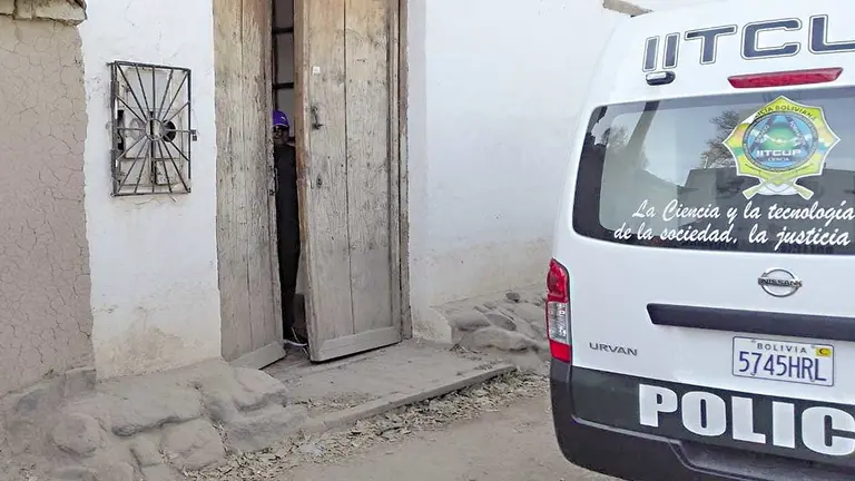 La polic&iacute;a en el inmueble donde fueron asesinados los esposos en Vinto, en Cochabamba./ CORTES&Iacute;A