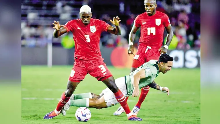 Bruno Miranda (c) cae al intentar disputar un balón, durante la derrota de la Verde en Orlando./  FBF
