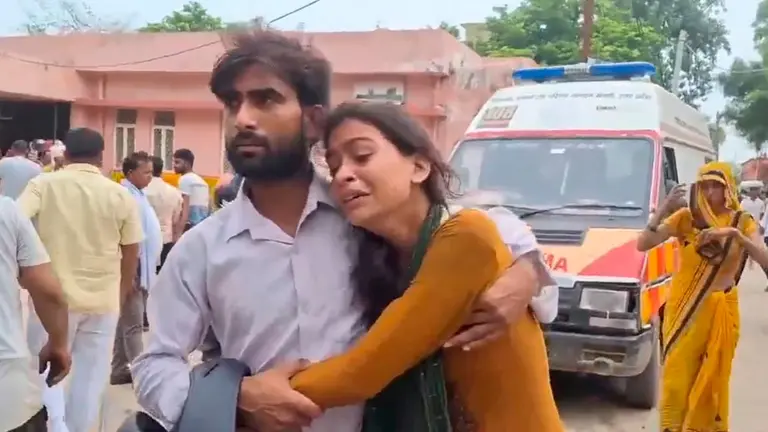 Sobrevivientes tras la estampida en la India que cobr&oacute; al menos 97 vidas. Captura RTV India