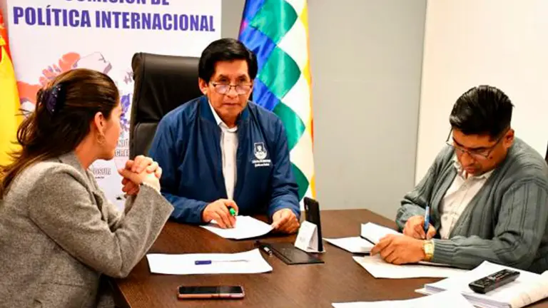 La sesi&oacute;n de la Comisi&oacute;n de Pol&iacute;tica Internacional del Senado. TOMADA DE OX&Iacute;GENO