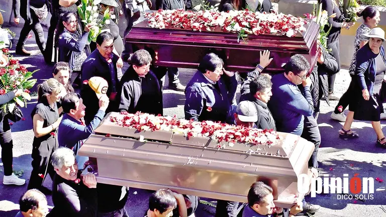 Familiares y amigos dan el &uacute;ltimo adi&oacute;s a los esposos asesinados en el Valle Bajo de Cochabamba./ DICO SOL&Iacute;S