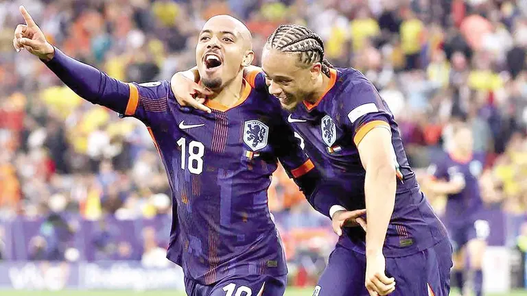 Malen (18) y Simmons (7) celebran una conquista./ UEFA EURO 2024