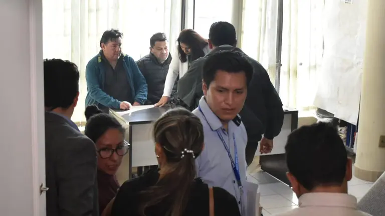 La audiencia de las dos personas aprehendidas por su presunta vinculaci&oacute;n con el caso doble asesinato de esposos, arranca en Sipe Sipe. NO&Eacute; PORTUGAL