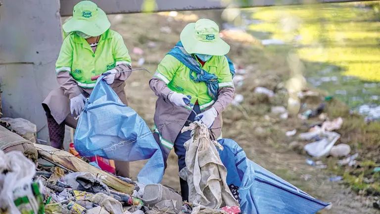 Trabajadores realizan limpieza en r&iacute;os, este 3 de julio./ ALCALD&Iacute;A DE COCHABAMBA