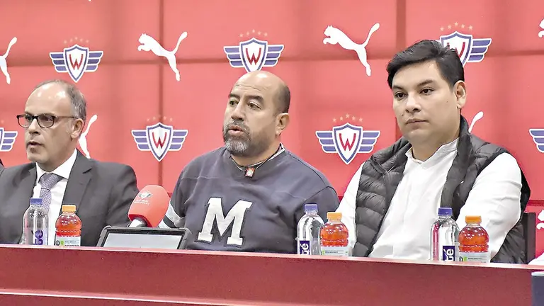 Dirigentes del Rojo se dirigen a los medios de comunicaci&oacute;n en una conferencia./ DICO SOL&Iacute;S