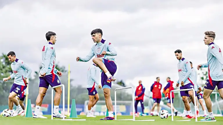 Futbolistas de la Roja llevan adelante un entrenamiento, con miras al duelo de cuartos de la Euro con Alemania./ SELECCI&Oacute;N ESPA&Ntilde;OLA DE F&Uacute;TBOL