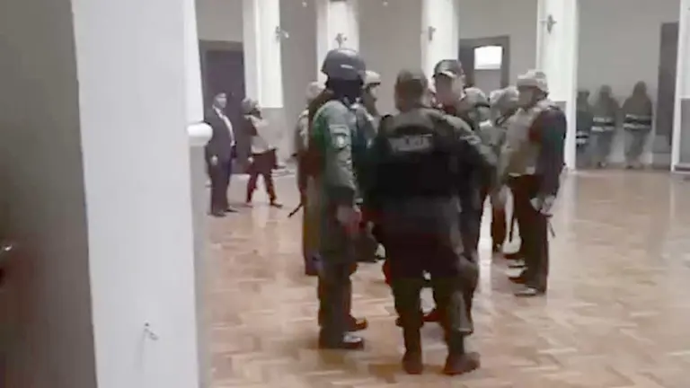 Efectivos policiales al interior de Palacio Quemado durante la toma militar de plaza Murillo./ MINISTERIO DE GOBIERNO