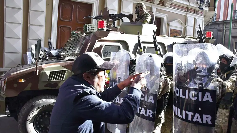Una imagen de lo sucedido el 26 de junio, en la plaza Murillo, cuando un grupo de militares enfrent&oacute; al Gobierno./ APG