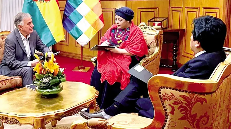 El embajador de Bolivia en Argentina, Ramiro Tapia (i), junto a la canciller interina Mar&iacute;a Nela Prada./ CANCILLER&Iacute;A DE BOLIVIA