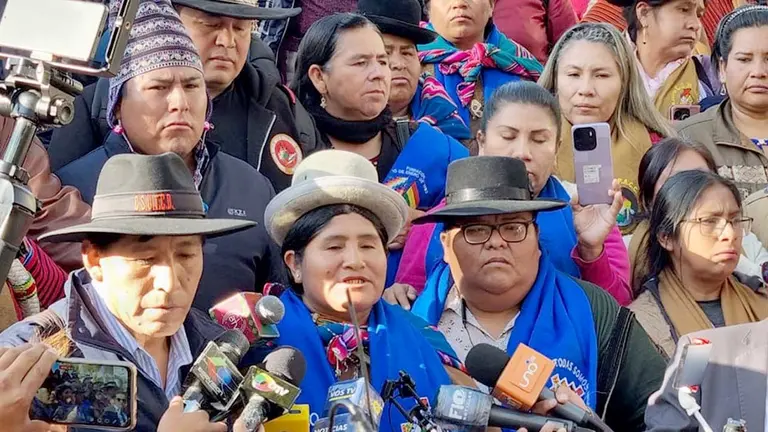 Dirigentes del Pacto de Unidad "arcista&rdquo; en plaza Murillo./ ERBOL