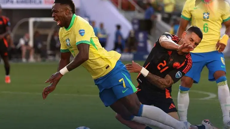 Acci&oacute;n de penal en el encuentro Brasil vs Colombia. FOX DEPORTES.