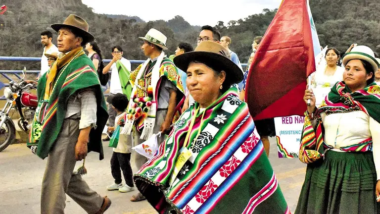 El Tata Mallku y la Mama T&rsquo;alla del ayllu San Agustín de Puñaca lideran la participación de comunidades andinas en la Gran Marcha de los Pueblos de la Tierra por la Vida y la Amazonía, en Beni./ NICOLE VARGAS