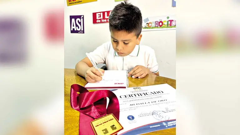 Alex Jhefferson Conde Gaspar muestra su medalla de oro y diploma./ ALEJANDRO ORELLANA