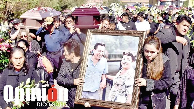 Familiares y amigos dan el último adiós a los esposos asesinados en el Valle Bajo de Cochabamba, el 2 de julio./  DICO SOLÍS