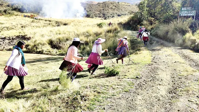 Un grupo de comunarias de Tiquipaya sofoca el fuego en un simulacro. / GOBERNACIÓN
