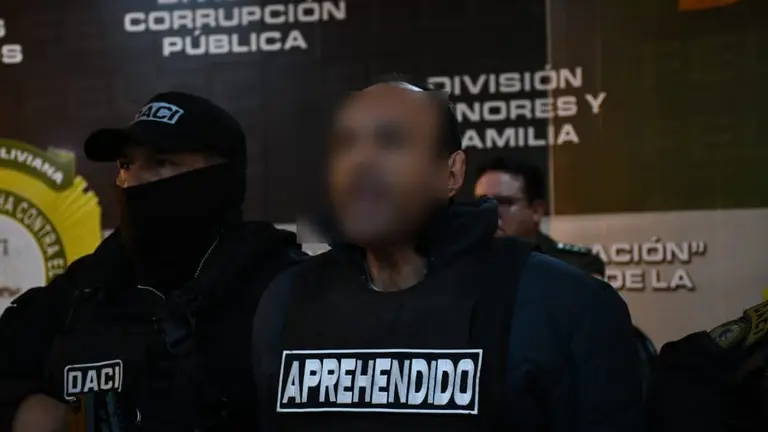 En medio de su presentaci&oacute;n en la Polic&iacute;a, Hamdan realiz&oacute; declaraciones ante los medios de comunicaci&oacute;n, para denunciar que este caso es una &ldquo;charada&rdquo;. APG
