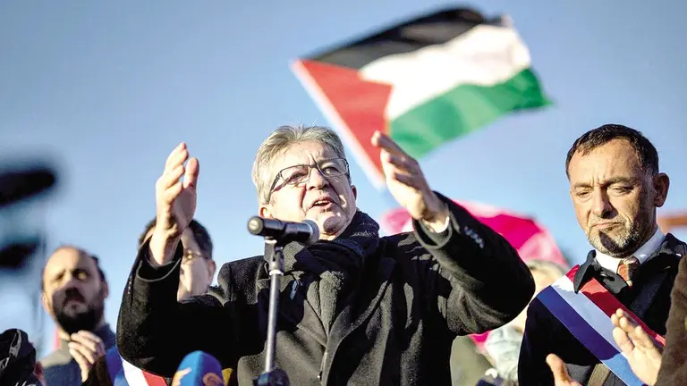 Jean-Luc M&eacute;lenchon (centro), l&iacute;der visible de la coalici&oacute;n de izquierda francesa, habla en un acto de apoyo a Palestina./ RRSS