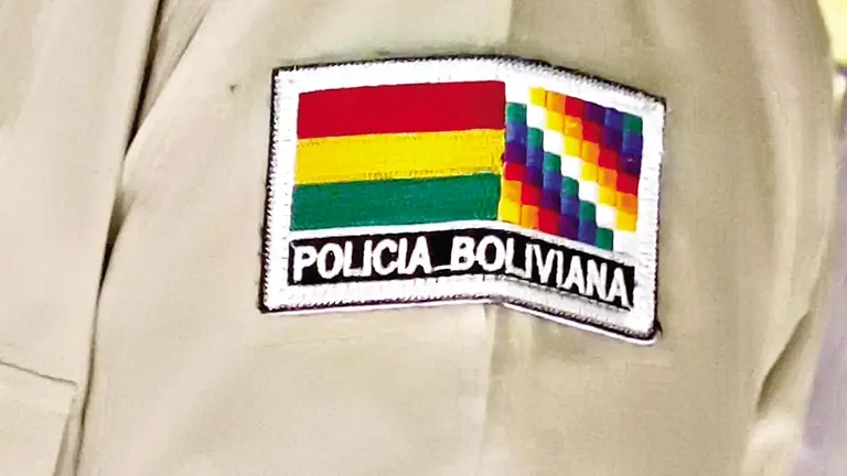 Fotograf&iacute;a ilustrativa del uniforme de un polic&iacute;a./ MARIELA COSS&Iacute;O