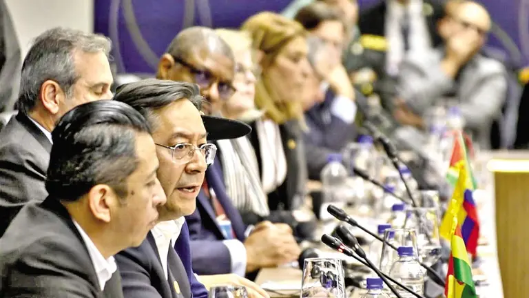 El presidente Luis Arce (i), en la cumbre del Mercosur, en Paraguay./ ABI