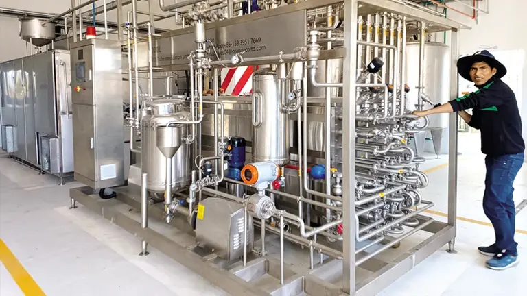 Equipo de la planta industrializadora de leche en Mizque./ GAMM