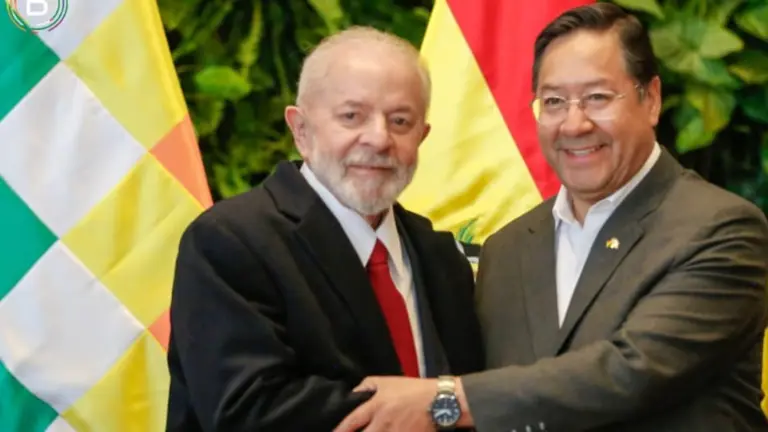 El presidente brasile&ntilde;o Luiz In&aacute;cio Lula da Silva (i) y su par boliviano, Luis Arce (d). BTV