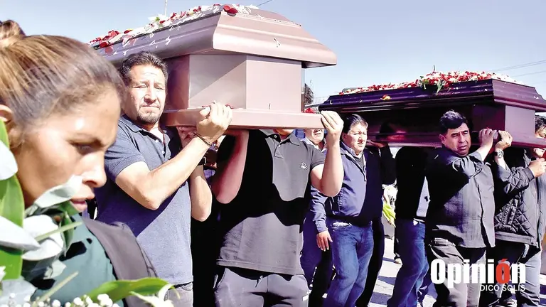 Familiares y amigos dan el &uacute;ltimo adi&oacute;s a los esposos 
asesinados en el Valle Bajo de Cochabamba, el 2 de julio./ DICO SOL&Iacute;S