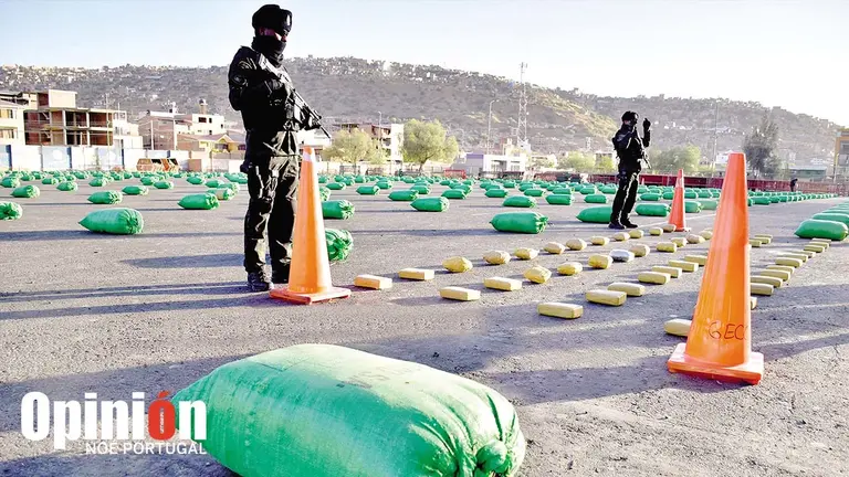 Cae chofer con 1.032
bolsas de hoja de coca
peruana destinadas a
producci&oacute;n il&iacute;cita./ Operativo en Aguirre./ NO&Eacute; PORTUGAL