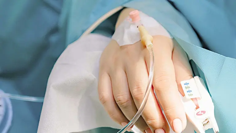 Fotograf&iacute;a ilustrativa de una mujer hospitalizada./ PEXELS