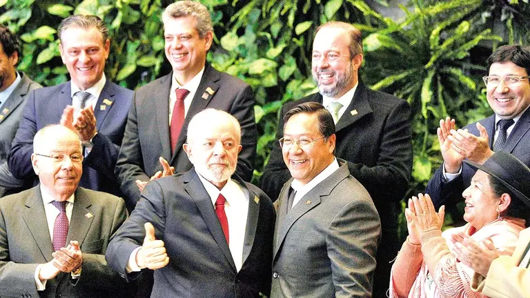 Los presidentes Luis Arce y Lula da Silva, juntos en su encuentro dentro de suelo cruce&ntilde;o./ APG