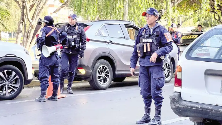 Guardias municipales controlan el cumplimiento de la restricci&oacute;n vehicular./ GAMC