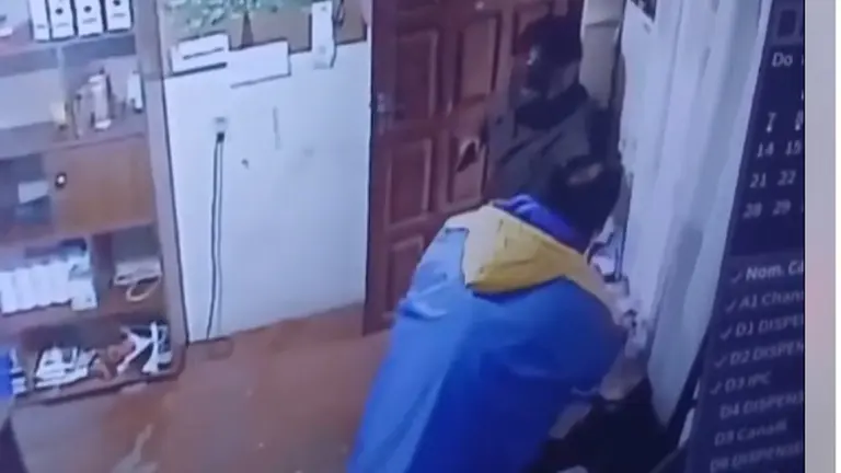 Momento del atraco a administrador de surtidor. RRSS