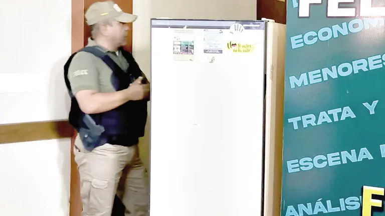 Policía muestra el refrigerador robado./ OPINIÓN