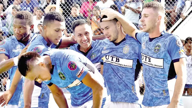 Jugadores de San Antonio celebran una conquista, durante un duelo anterior en el Villegas de Entre R&iacute;os./ DICO SOL&Iacute;S