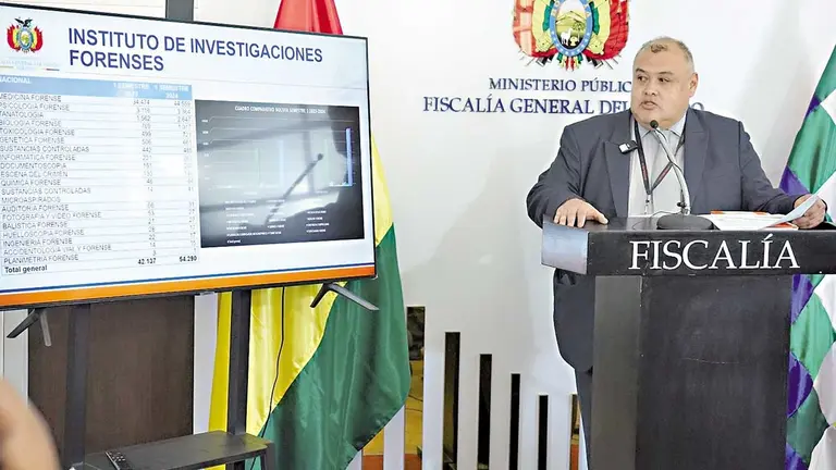 El director del IDIF, Luis Fernando Alcocer, durante la conferencia de prensa./ FISCAL&Iacute;A