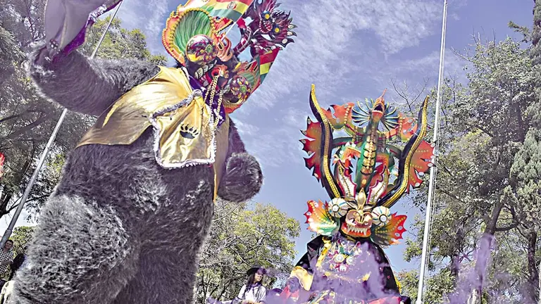 Interpretaci&oacute;n de la diablada en la plaza 14 de Septiembre./ NO&Eacute; PORTUGAL
