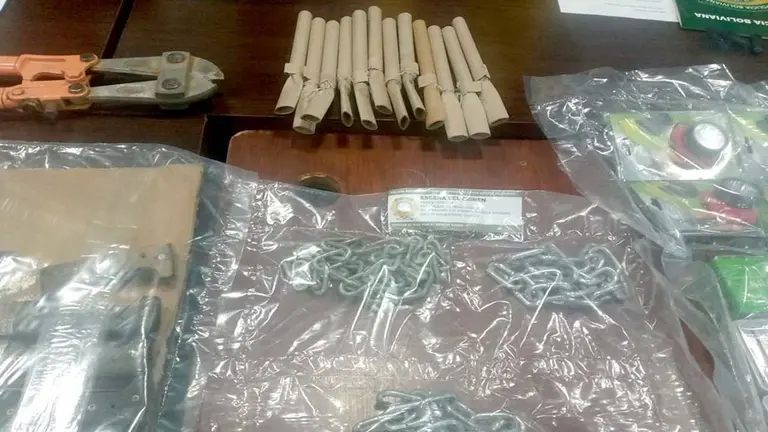Algunos objetos secuetrados por los presuntos avasaladores./ Policía Santa Cruz