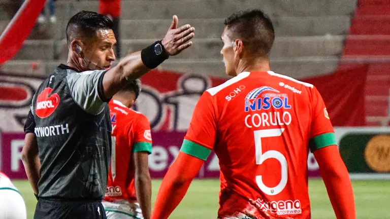 Una acci&oacute;n del partido de ayer./ APG