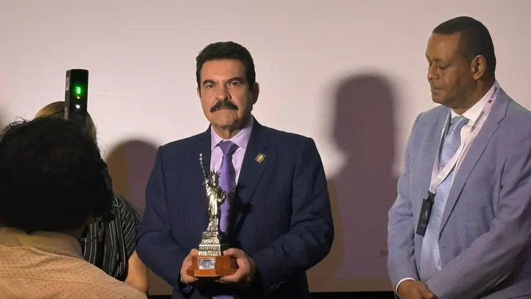 La entrega del reconocimiento al alcalde de Cochabamba, Manfred Reyes Villa, este 13 de julio. ALCALD&Iacute;A DE COCHABAMBA
