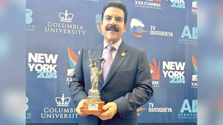 Manfred Reyes Villa con el reconocimiento, este 13 de julio. /  ALCALDÍA DE COCHABAMBA