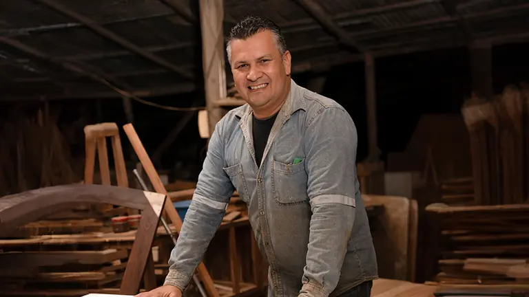 Enop Cu&eacute;llar sujeta los tablones y los apoya en su mesa de trabajo./ CORTES&Iacute;A