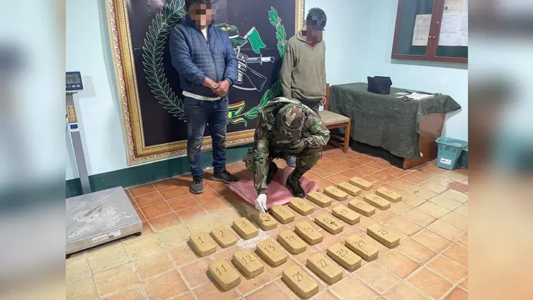FELCN descubre 25 paquetes de droga y aprehende a dos hombres. FELCN
