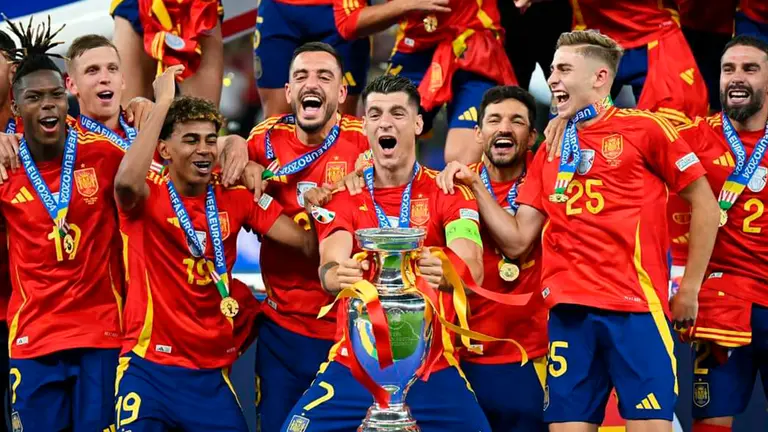Jugadores de Espa&ntilde;a celebran el &acute;titulo./ EUROCOPA
