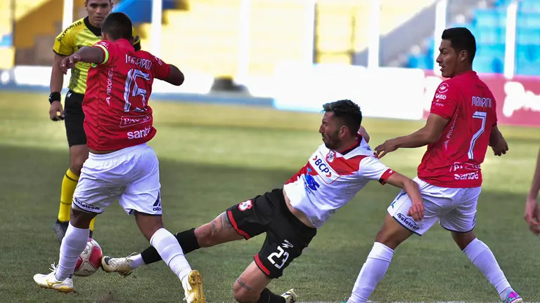 Una acci&oacute;n del partido de ayer./  APG