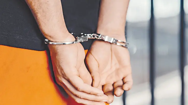 Fotografía ilustrativa de un hombre detenido./ PEXELS